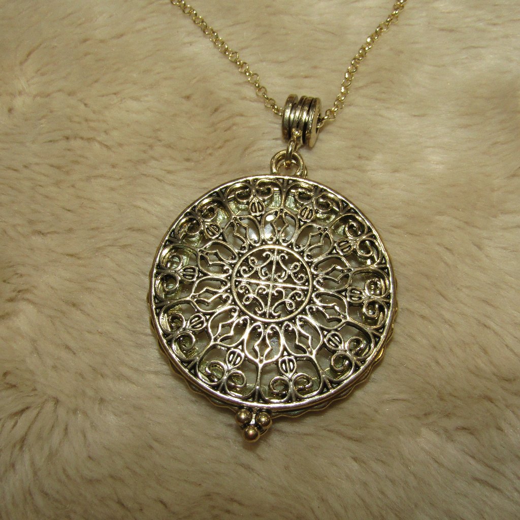 Gold Magnifying Pendant Necklace 18$